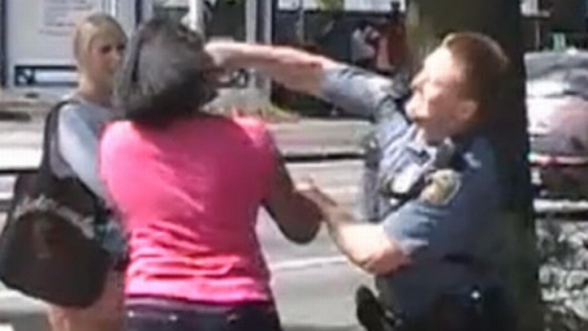 un politist a fost filmat in timp ce i a dat un pumn unei adolescente video