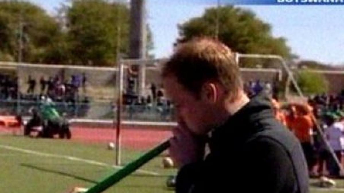 printul william nu stie sa sufle in vuvuzela s a facut de ras in fata unui pusti de 11 ani din