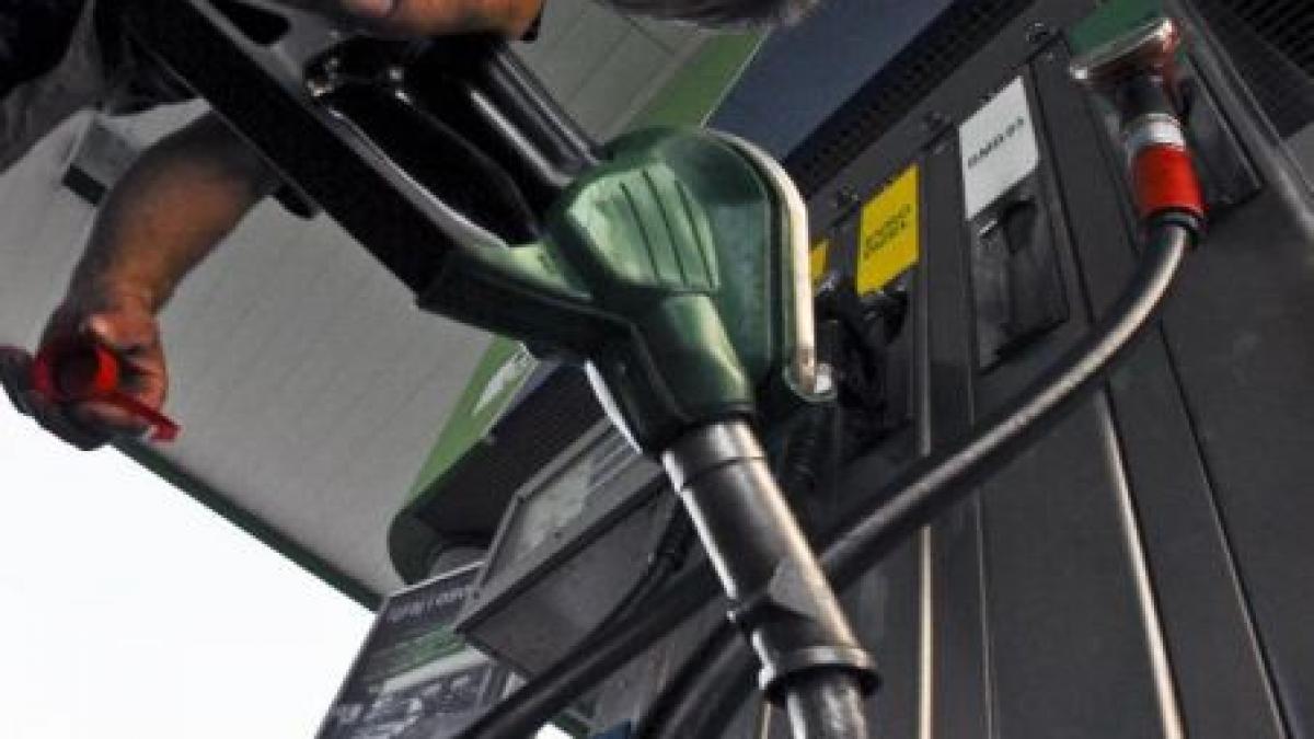 rompetrol scumpeste benzina cu 4 bani pe litru pretul motorinei in crestere cu 6 bani