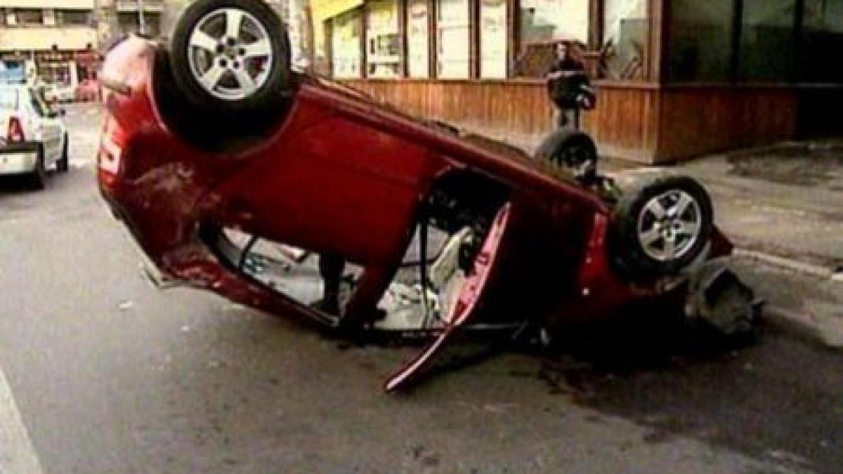 accident spectaculos o masina s a rasturnat din cauza vitezei dupa ce a lovit un refugiu de tramvai