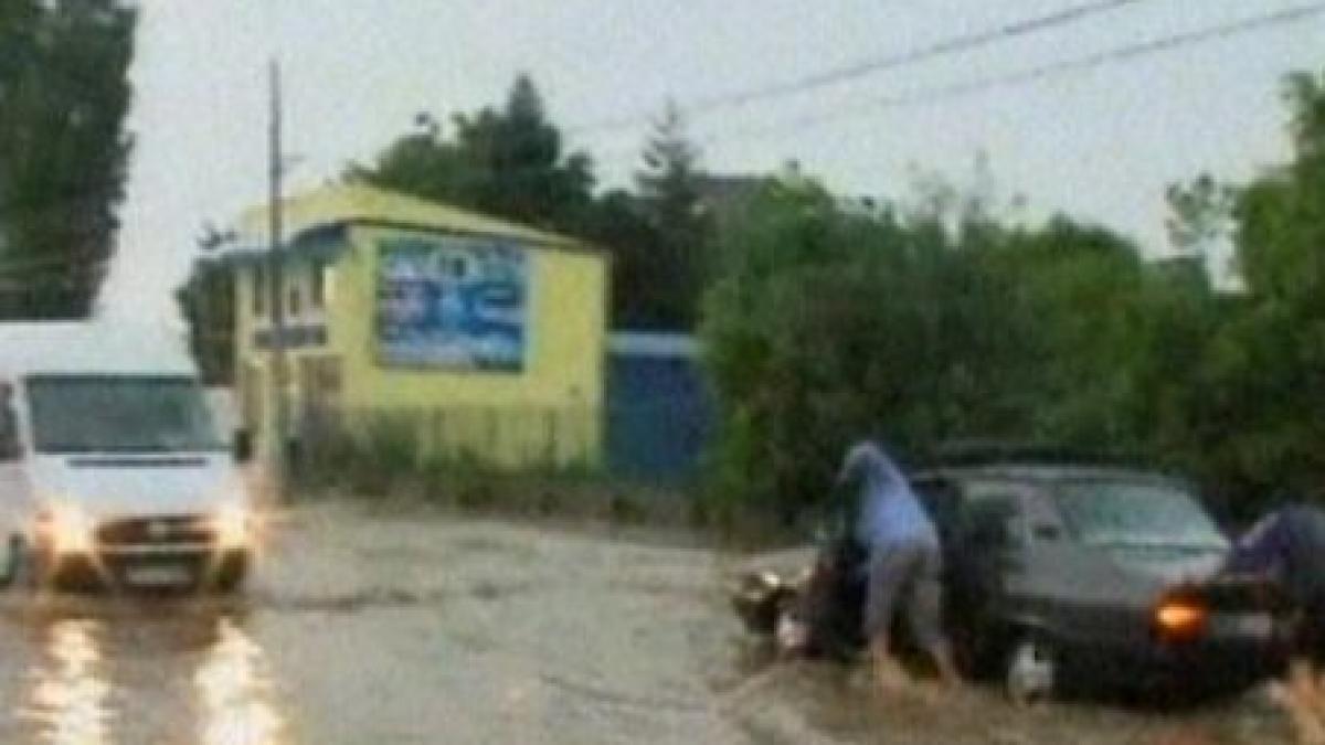 furtunile fac ravagii in tara un tanar a murit traznit zeci de locuinte si gospodarii au fost