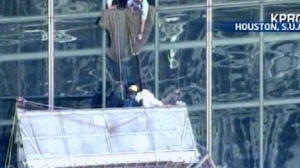 muncitori suspendati la etajul 45 in timp ce spalau gemurile unei cladiri video