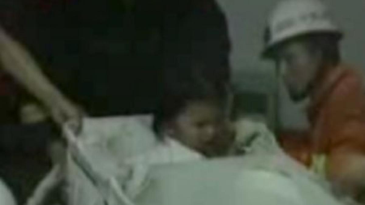 o fetita de 3 ani din china a ramas blocata intr o masina de spalat rufe video