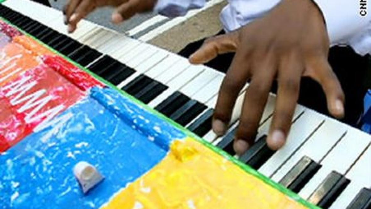 60 de piane instalate in new york la dispozitia trecatorilor