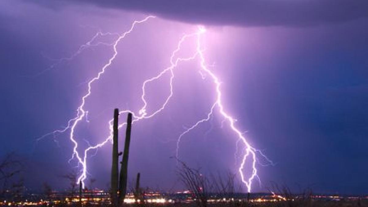 doua fete au ajuns la spital dupa ce au fost lovite de fulger