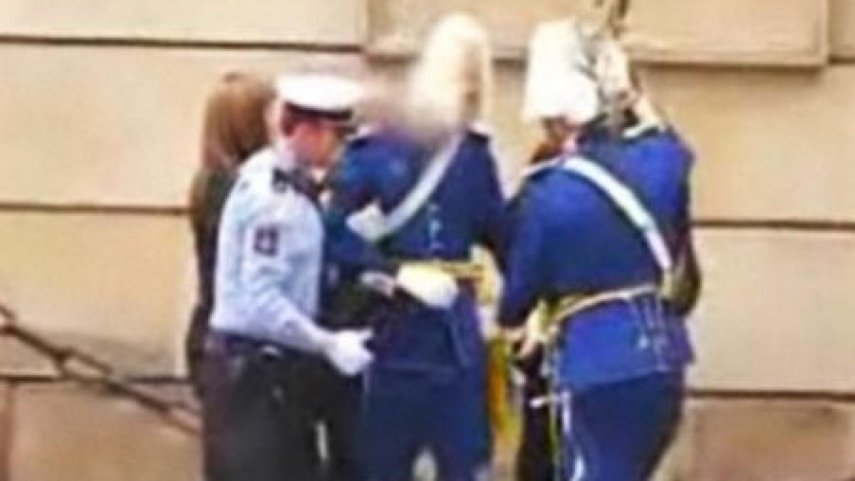 un membru al garzii regale din suedia a lesinat in timpul nuntii printesei victoria video