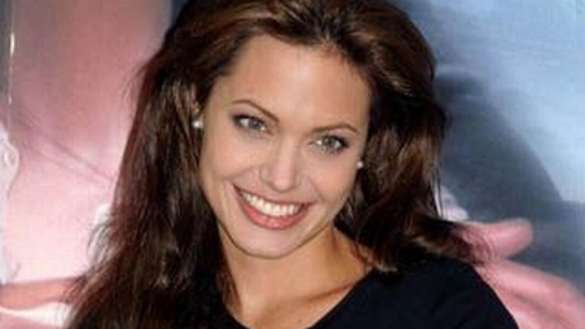 angelina jolie in mijlocul refugiatilor din ecuador video