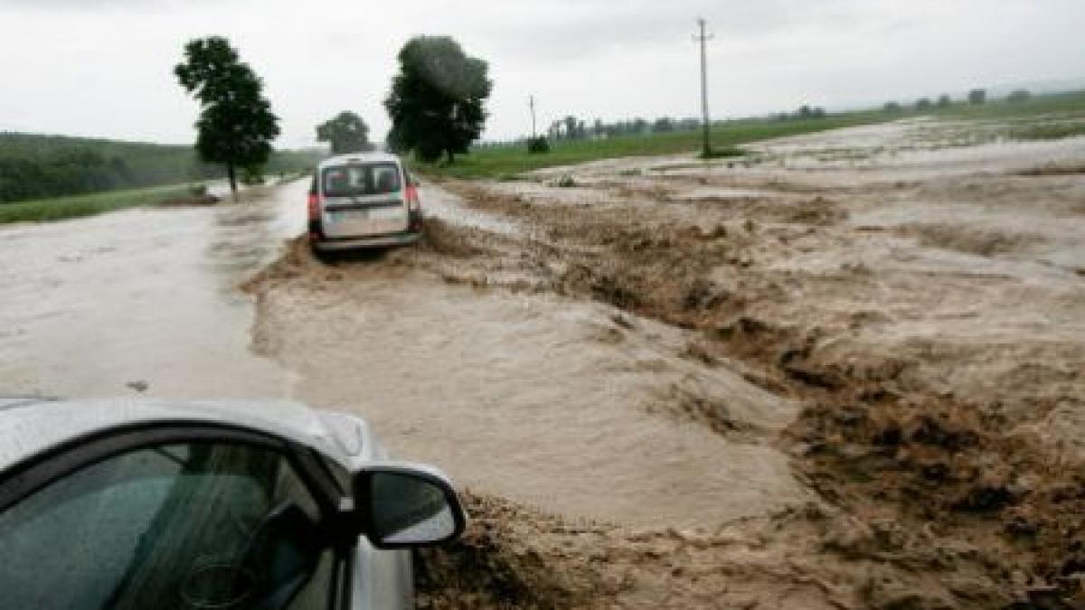 inundatii devastatoare sute de oameni izolati locuinte evacuate trafic blocat video