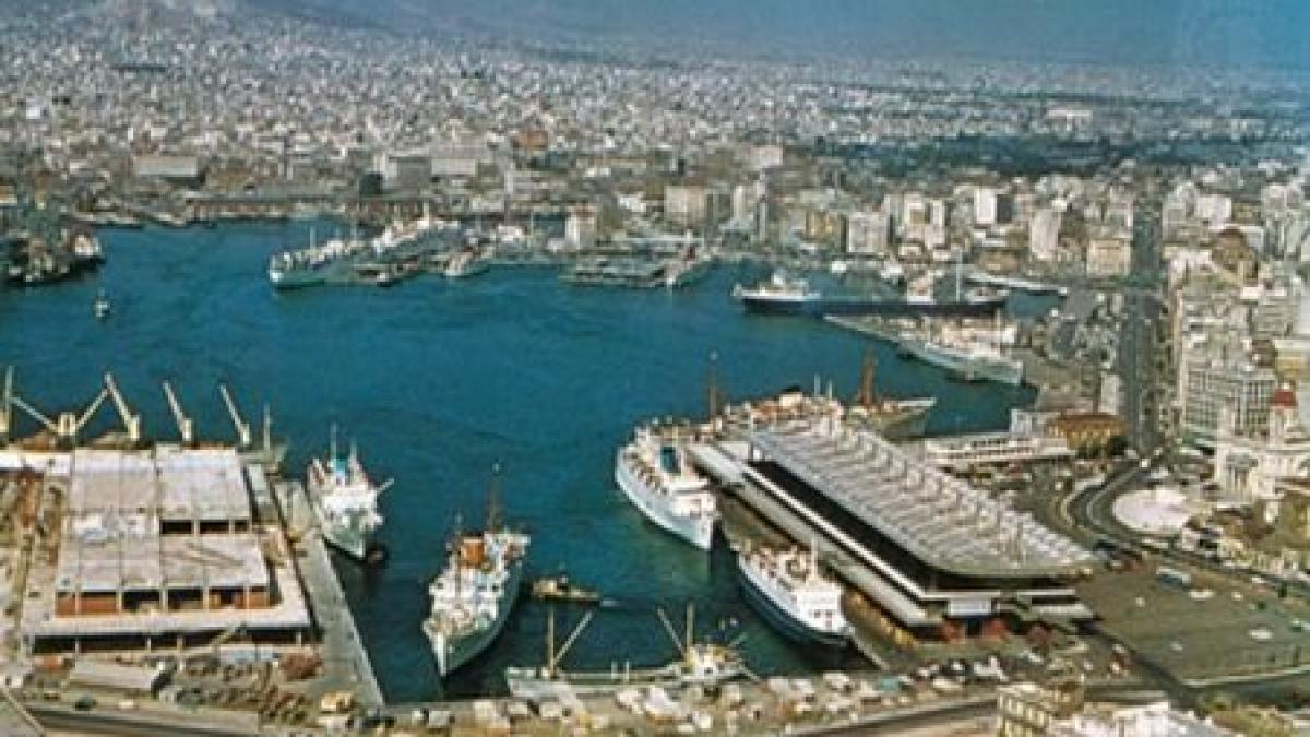 sute de turisti blocati in portul pireu dupa o greva spontana a angajatilor