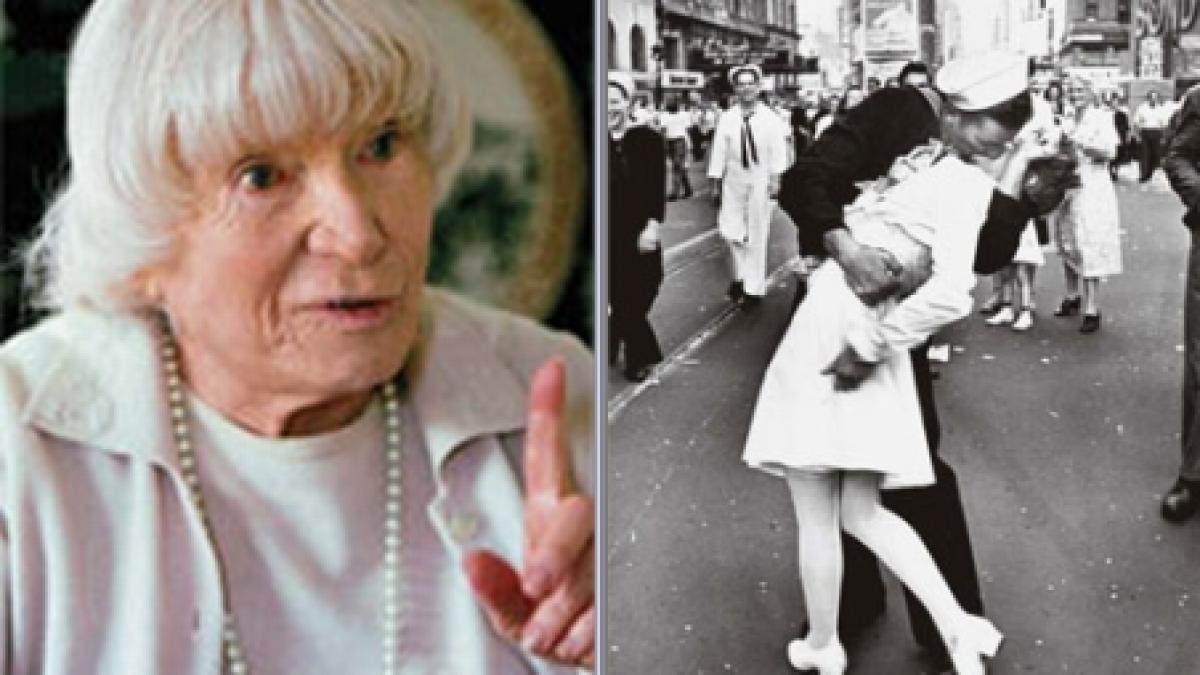 infirmiera surprinsa in celebra fotografie sarut in times square a murit