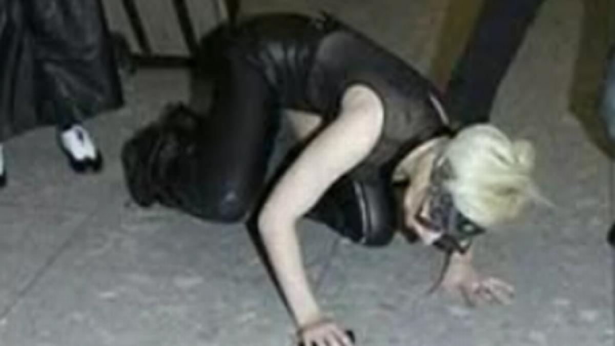 lady gaga la picioarele fotografilor s a impiedicat din cauza cizmelor video