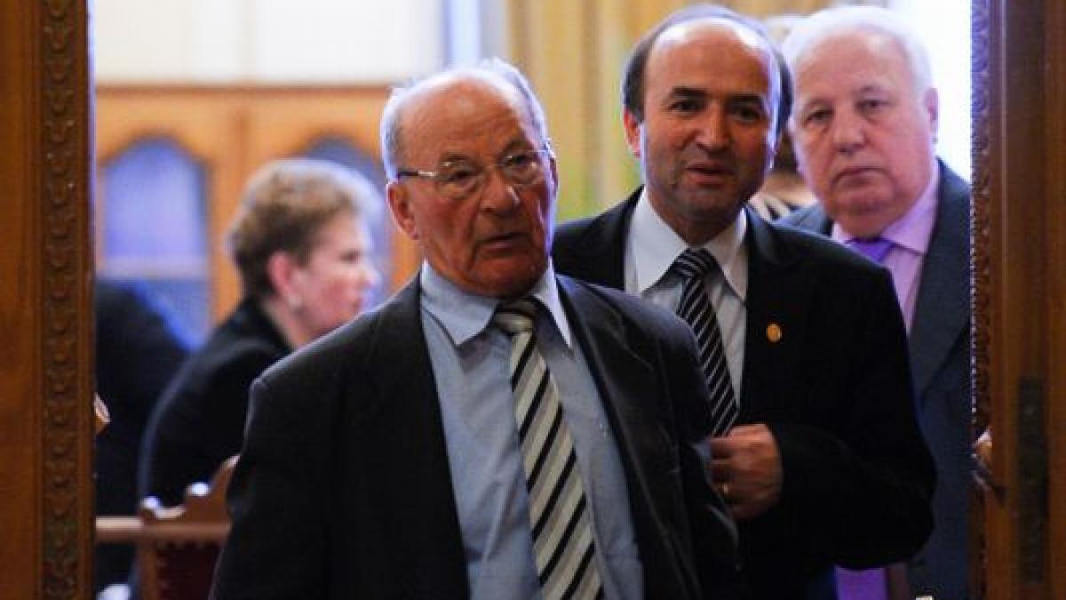 ccr pensiile nu se taie salariile ar putea fi reduse vezi articolele neconstitutionale