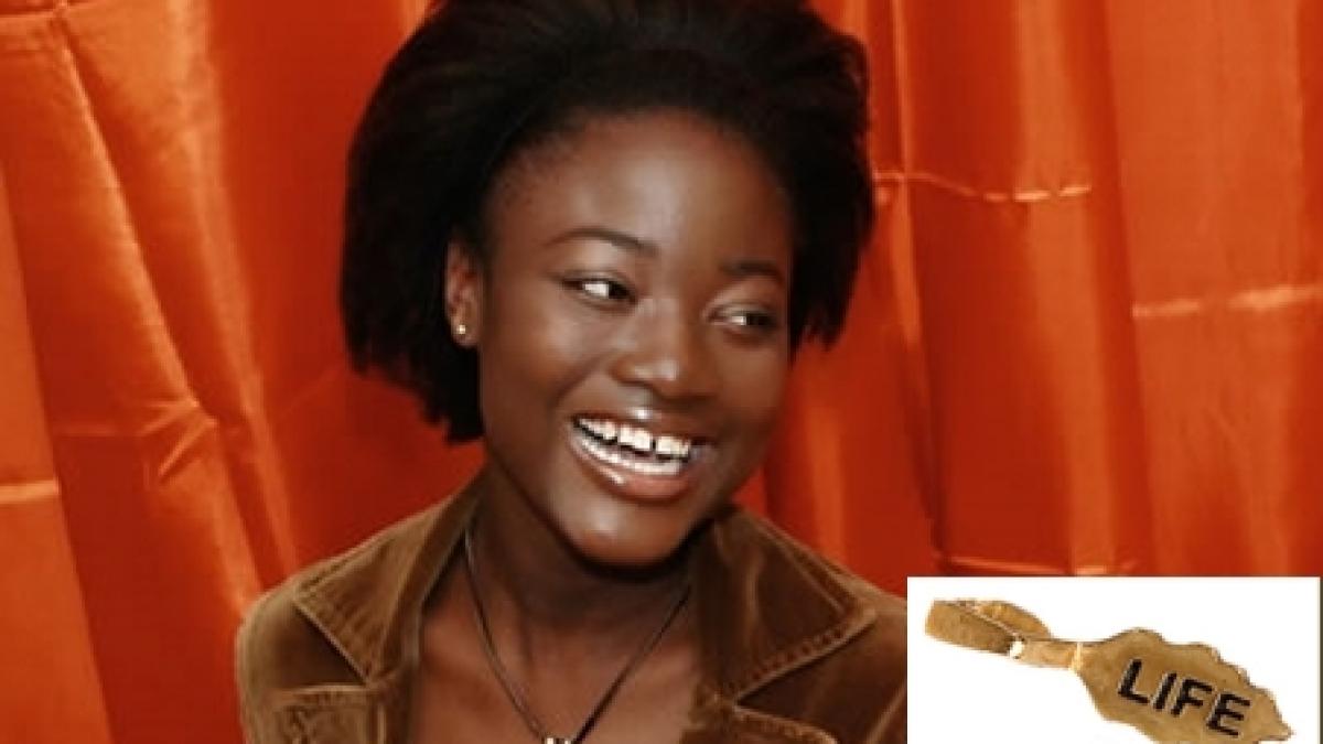 povestea unei adolescente din liberia care creeaza bijuterii din gloante