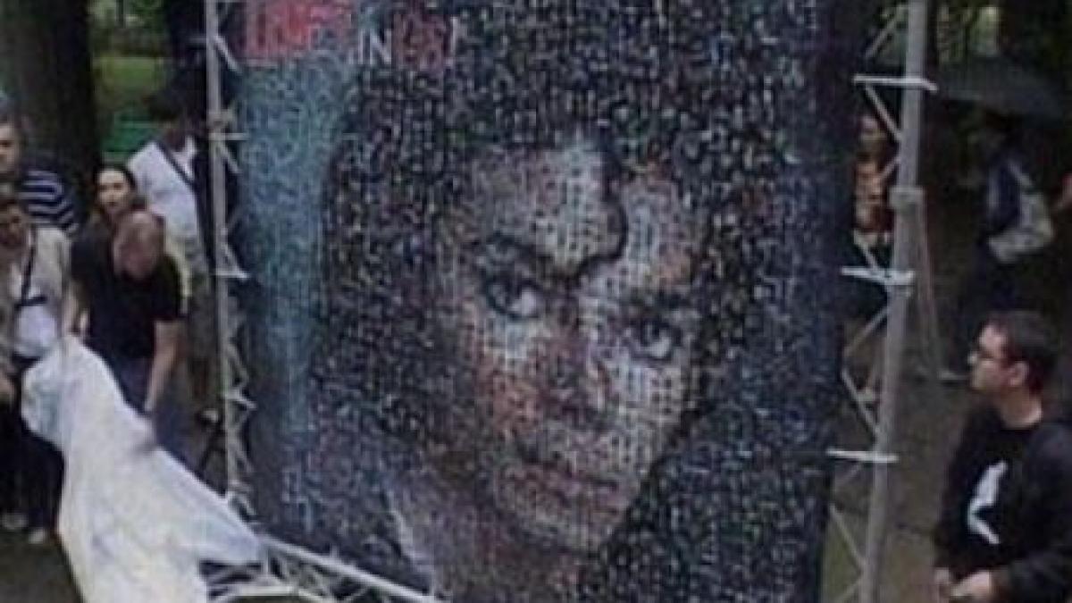 s a implinit un an de la moartea lui michael jackson fani din intreaga lume i au adus tribut