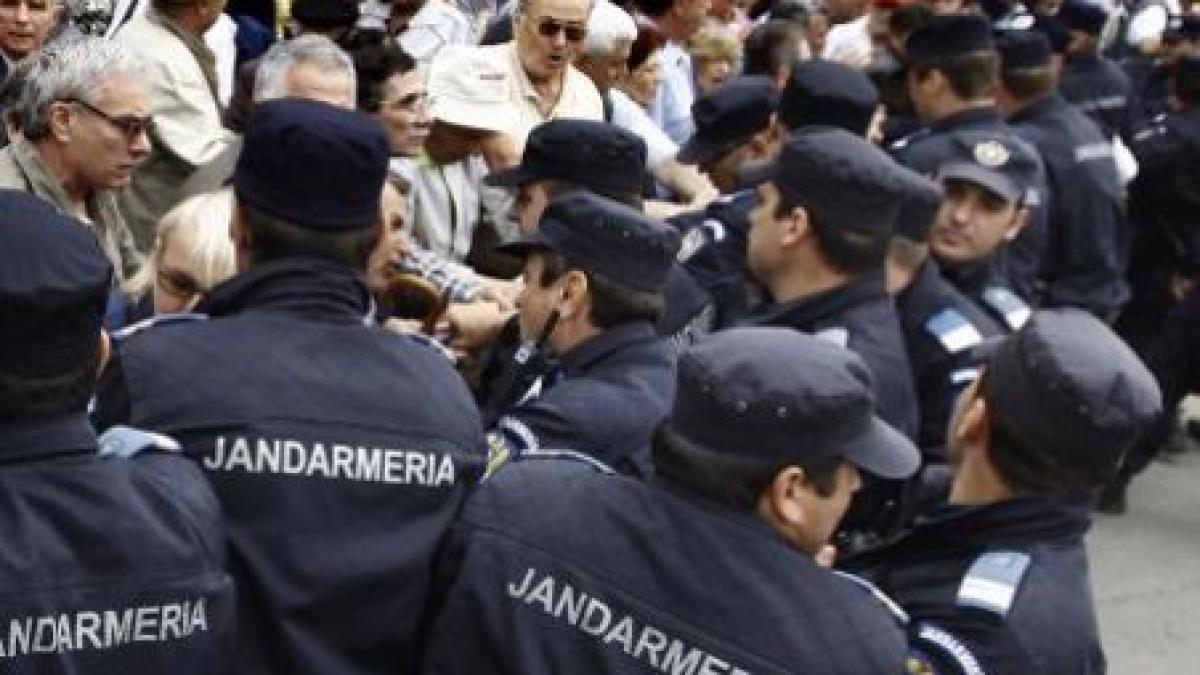 un jandarm si o femeie au ajuns la spital dupa protestul de la cotroceni video
