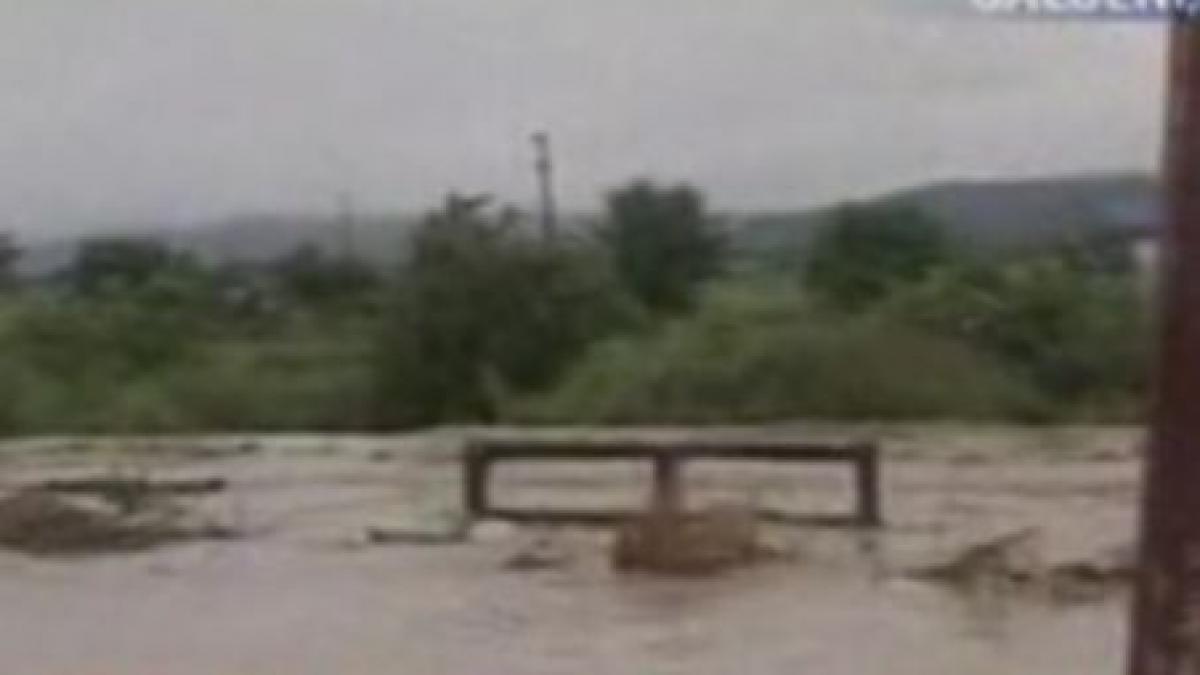 bacau circulatie feroviara blocata din cauza inundatiilor video