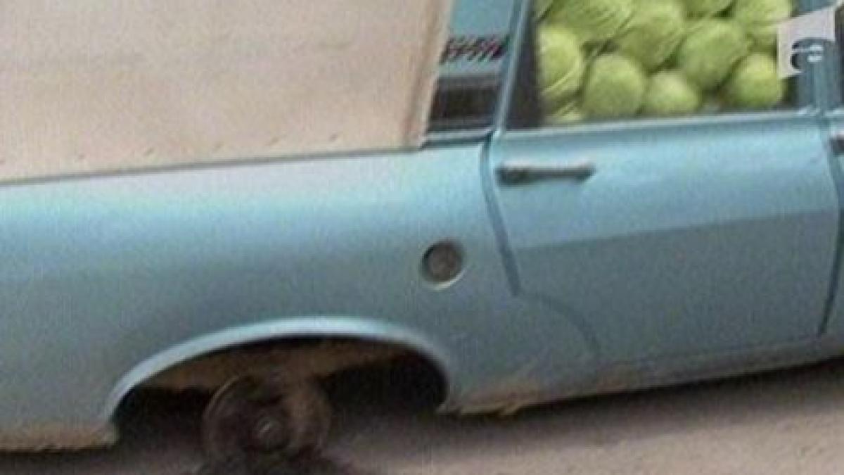 o fetita a ajuns la spital dupa ce a fost lovita de roata desprinsa de la o masina in miscare video