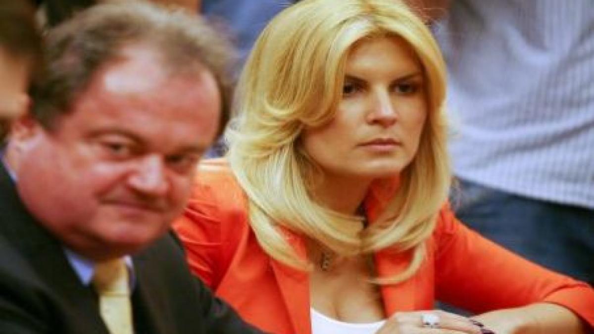 udrea si blaga isi asumau demisia inainte de cresterea tva opozitia cere guvernului boc sa plece