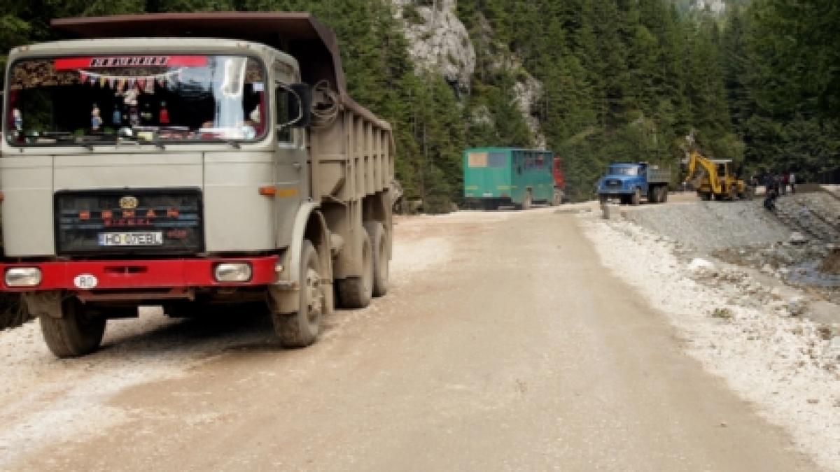 o femeie a murit dupa ce a fost calcata de o autoutilitara parcata in panta fara frana trasa