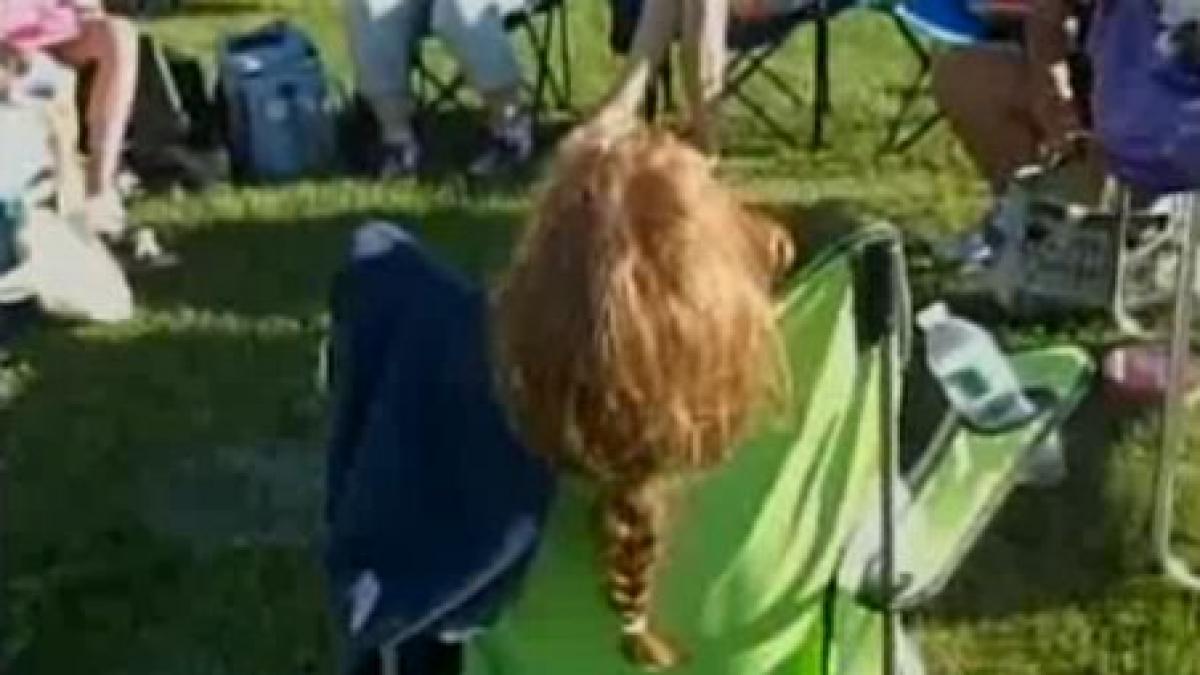 o fetita isi doneaza parul pentru copiii care fac chimioterapie