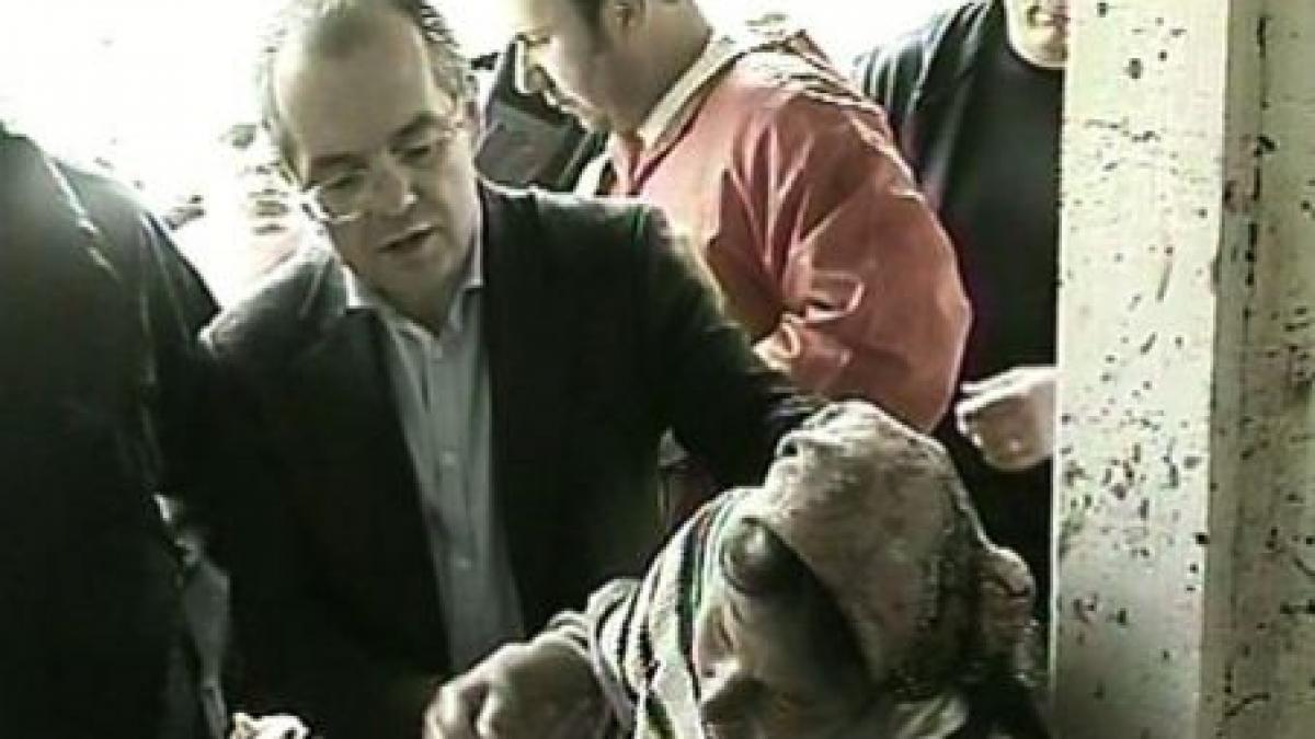 o suceveanca a lesinat in bratele lui boc in timp ce premierul ii vizita casa lovita de inundatii