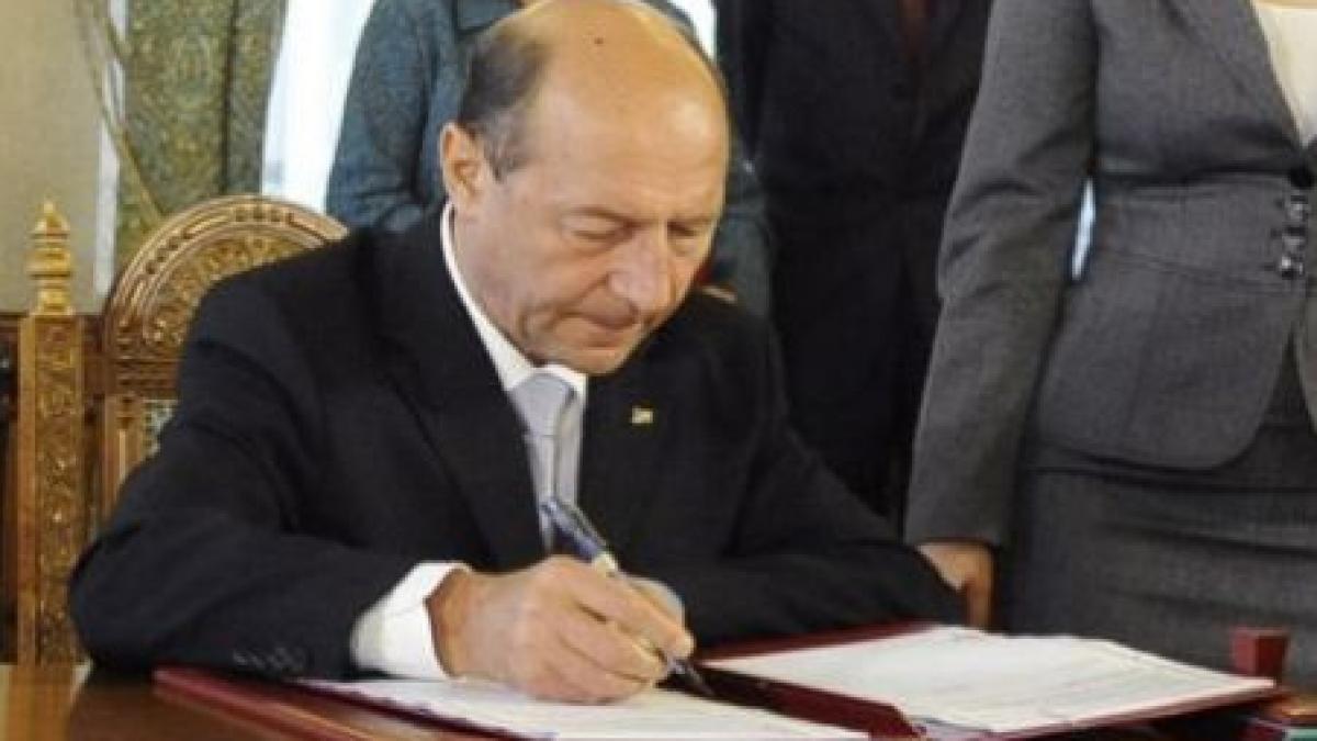 traian basescu a promulgat legile austeritatii
