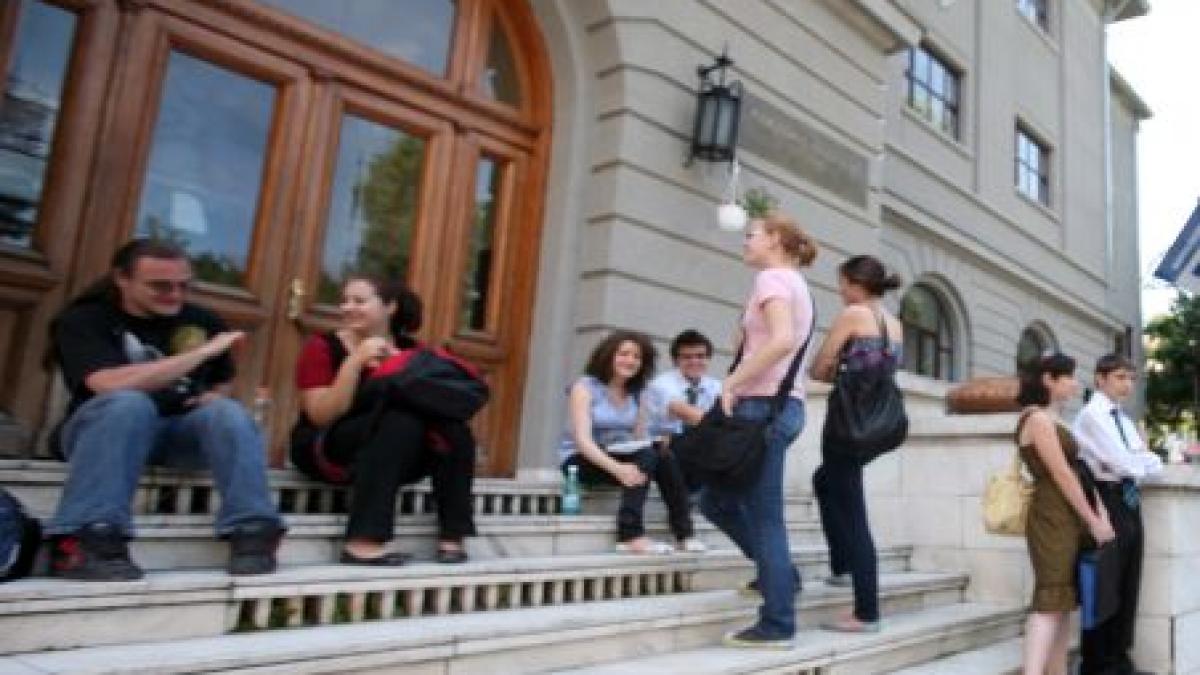 bac 2010 elevii de clasa a xii a sustin proba scrisa la materia de profil