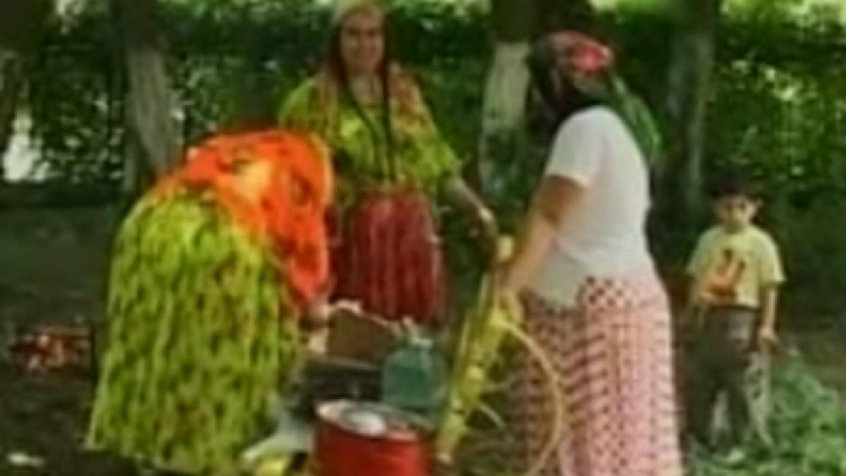 cu satra la spital un clan de romi s a instalat in curtea spitalului judetean din constanta video