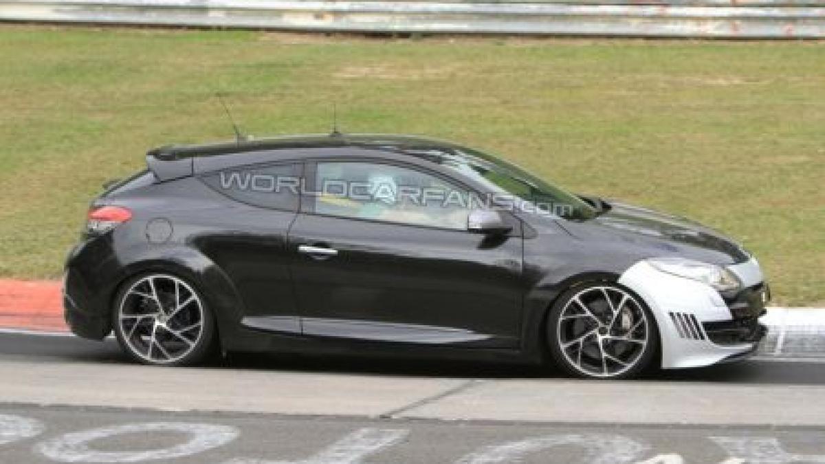 o editie speciala a renault megane rs fotografiata la teste pe circuitul de la nurburgring