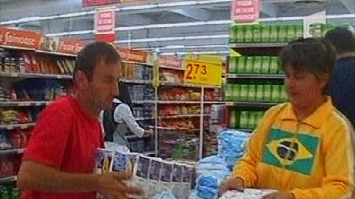romanii s au grabit sa si faca provizii vezi ce majorari de preturi intra in vigoare joi video