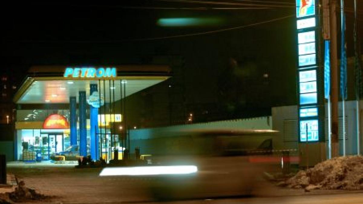 noapte grea pentru angajatii din magazine si benzinarii s a muncit pentru modificarea preturilor