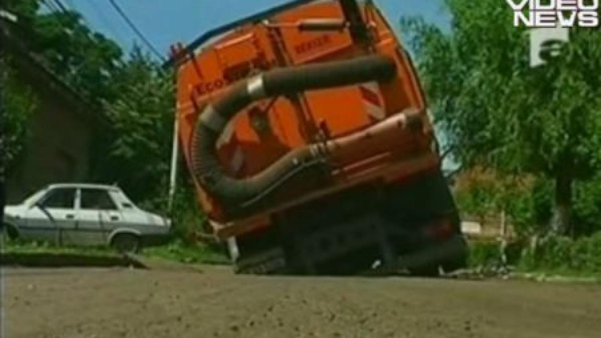 o autoutilitara care uda strazile in timisoara a fost inghitita de asfalt video