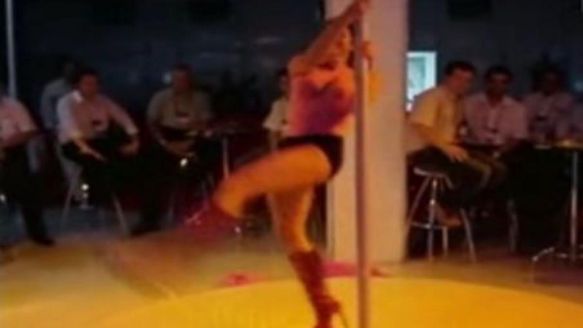berlusconi a angajat sase stripteuze pentru distractie in hotel video