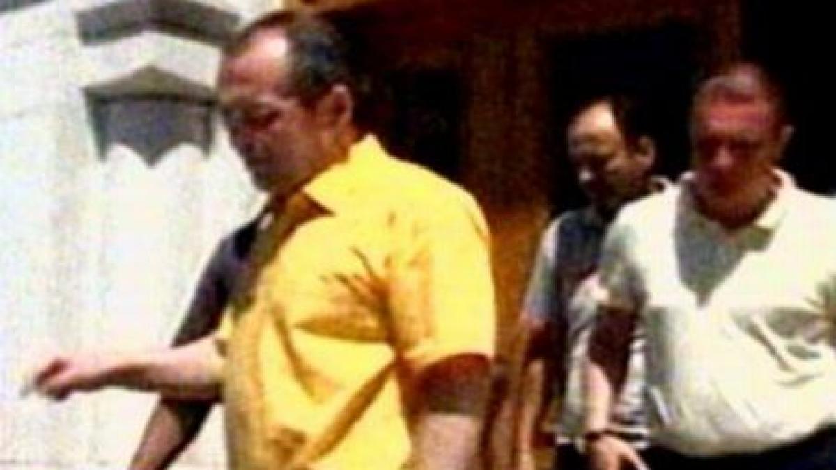 emil boc a fost atacat cu oua si rosii in galati video