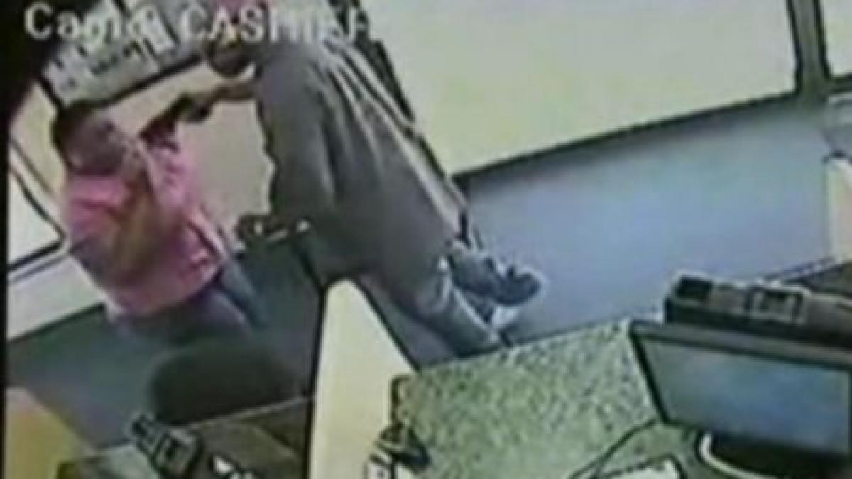 sua jaf dramatic la o banca casierita cu pistolul la tampla video