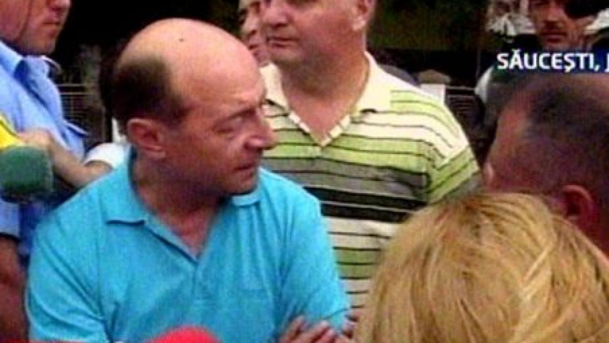 traian basescu a ajuns la saucesti localnicii ii cer dig nu ajutoare presedintele si eu zic la fel