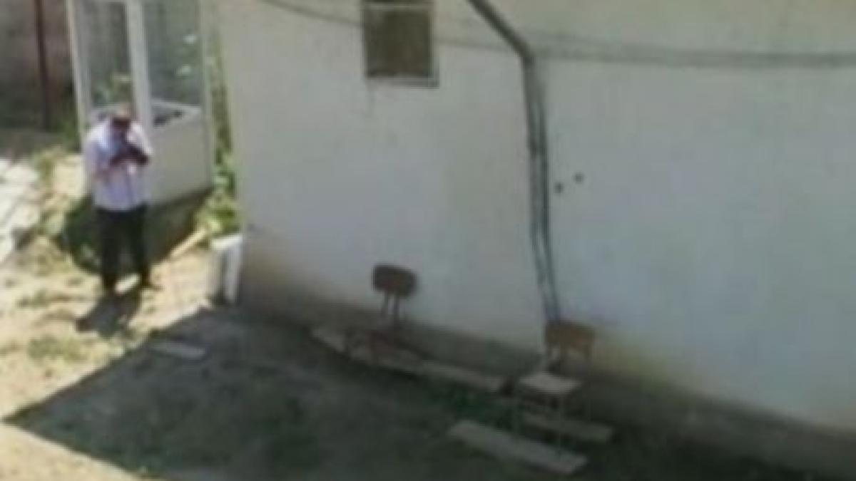 vaslui un gardian de penitenciar a incercat sa se sinucida din cauza datoriilor video