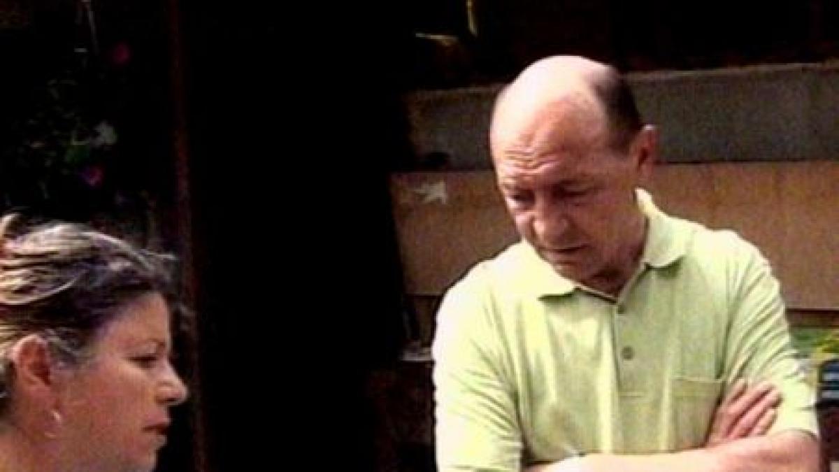 basescu s a enervat pe sinistratii din saucesti care se plangeau de lipsa digurilor presedintele a