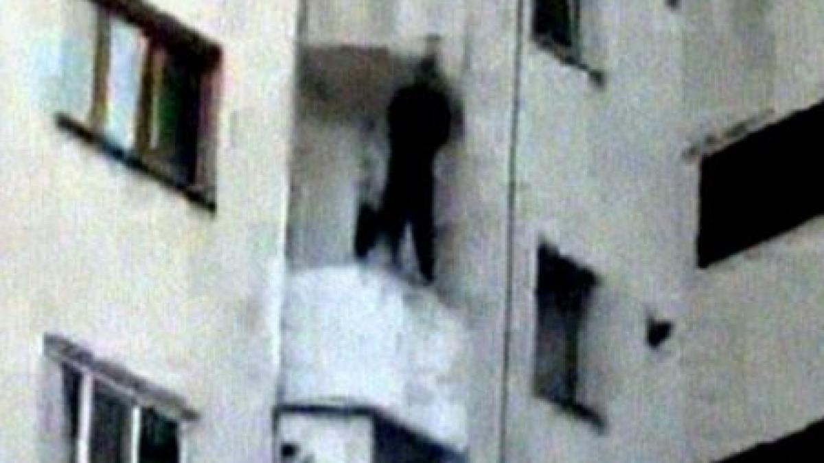 imagini socante un barbat a murit dupa ce s a aruncat de la etajul sase video