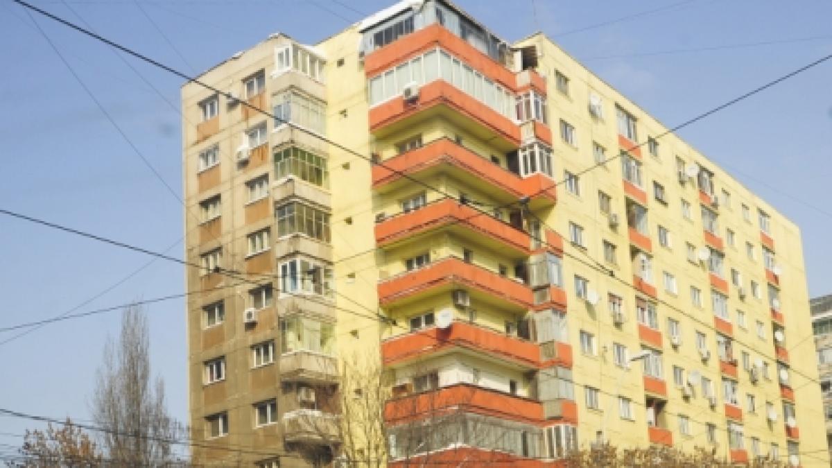 un baietel de patru ani a supravietuit dupa ce a cazut de la etajul sase al unui bloc