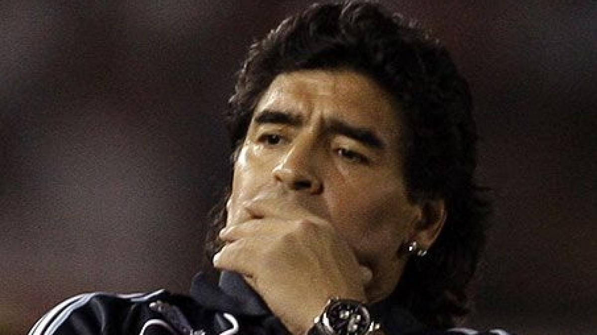 maradona aclamat de suporteri la intoarcerea in argentina in ciuda umilintei cu germania