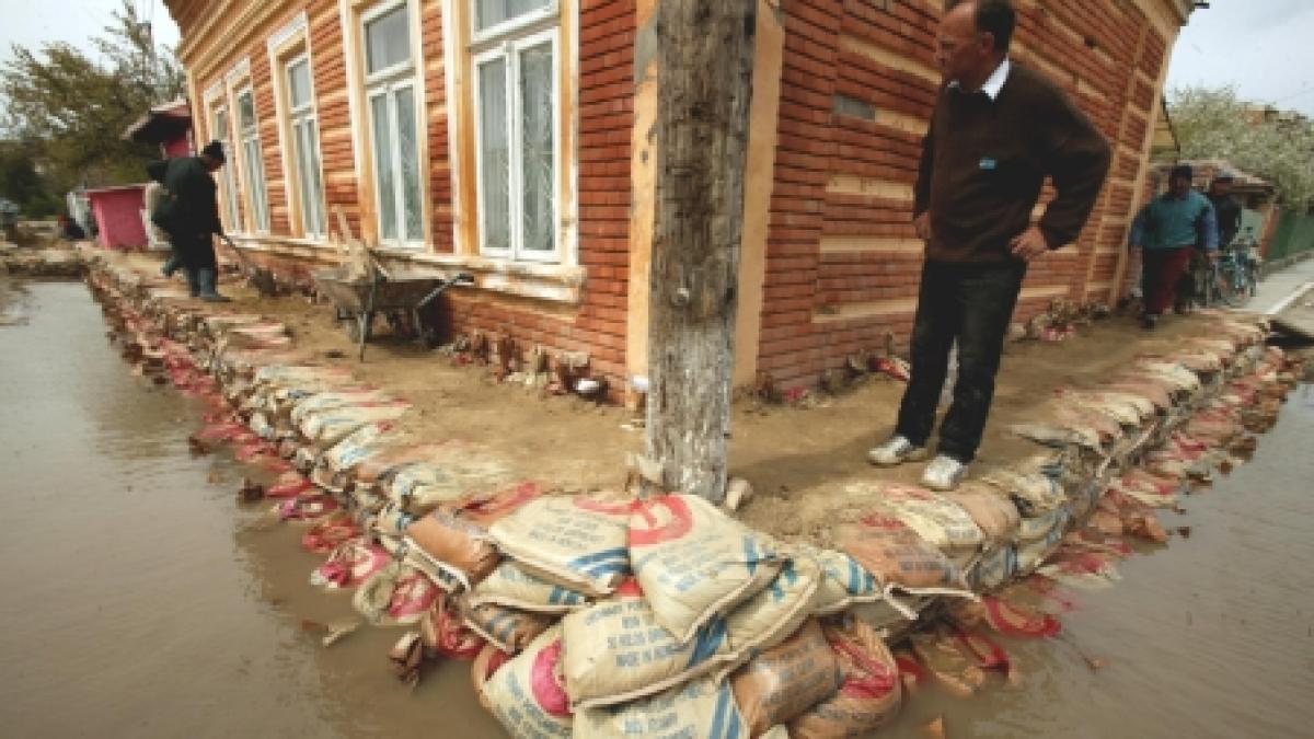 o casa din saucesti nu a fost afectata de inundatii pentru ca proprietarul a construit un dig in