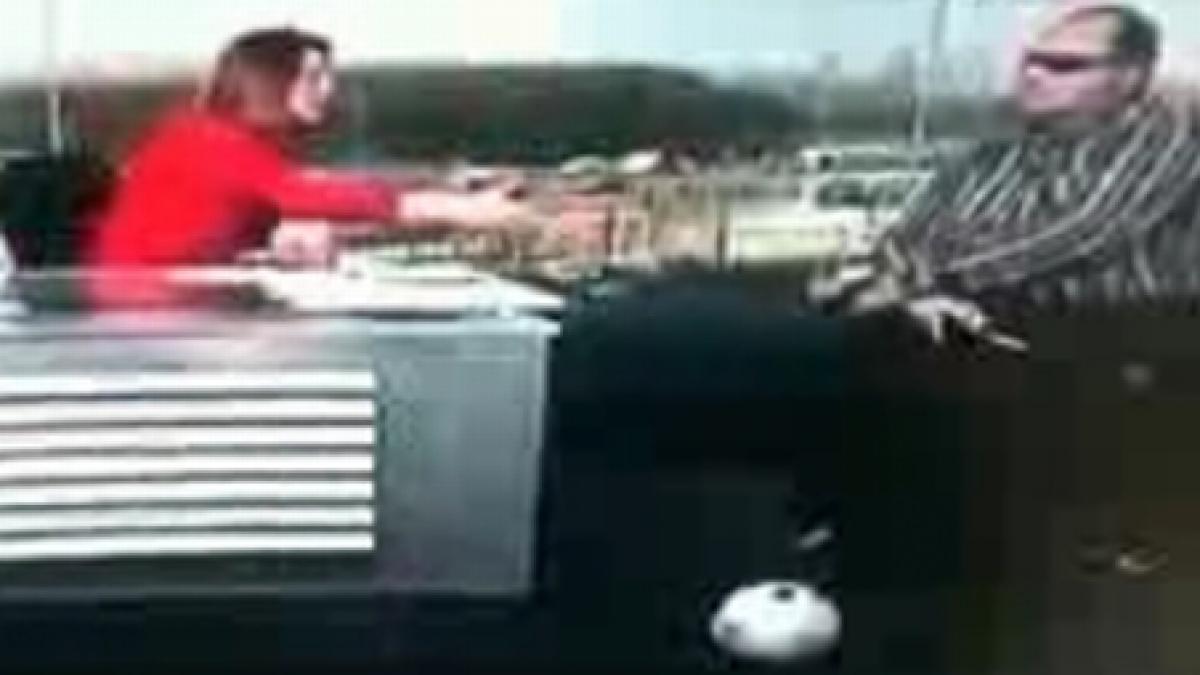 o prezentatoare a vrut sa dea mana cu un orb in direct video