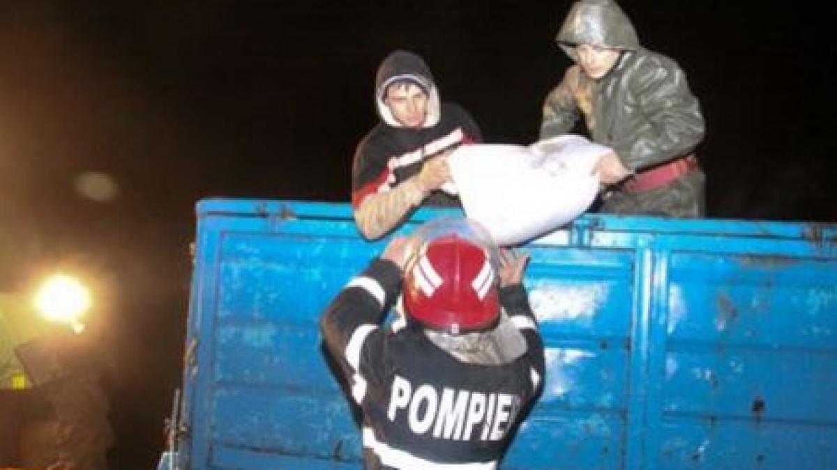 sute de jandarmi pompieri si voluntari au lucrat la consolidarea digului din galati video