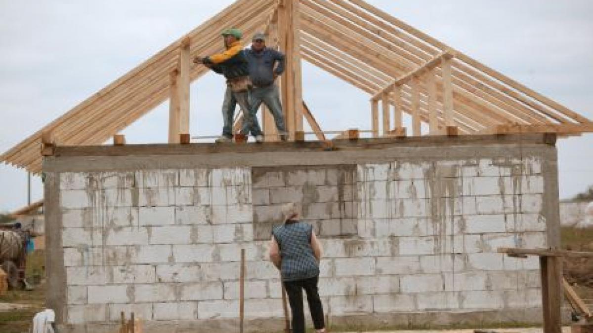 casele constuite de guvern in urma inundatiilor din gorj nelocuibile