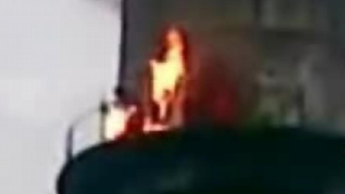 imagini socante s a urcat pe un rezervor de apa si si a dat foc