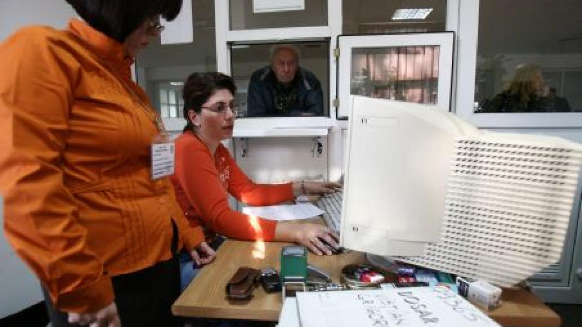 Pensionarii pe caz de boală, verificaţi la domiciliu de "poliţia pensiilor"