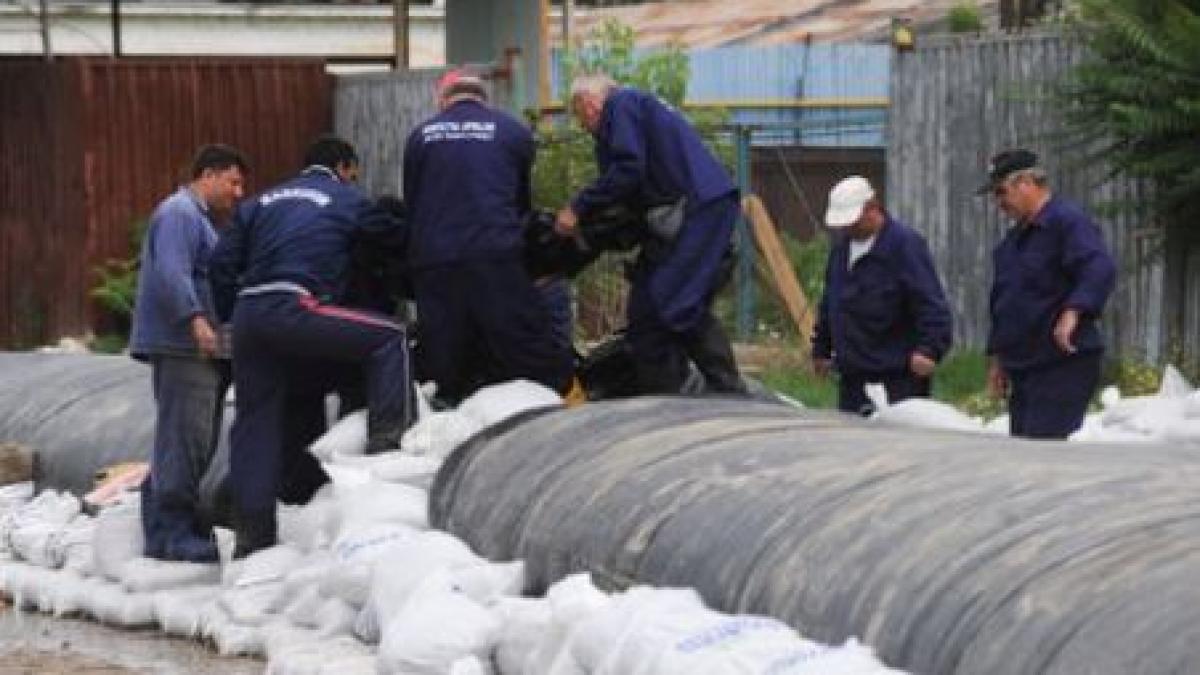 traian basescu a mers la galati pentru a inspecta lucrarile la digul de aparare video