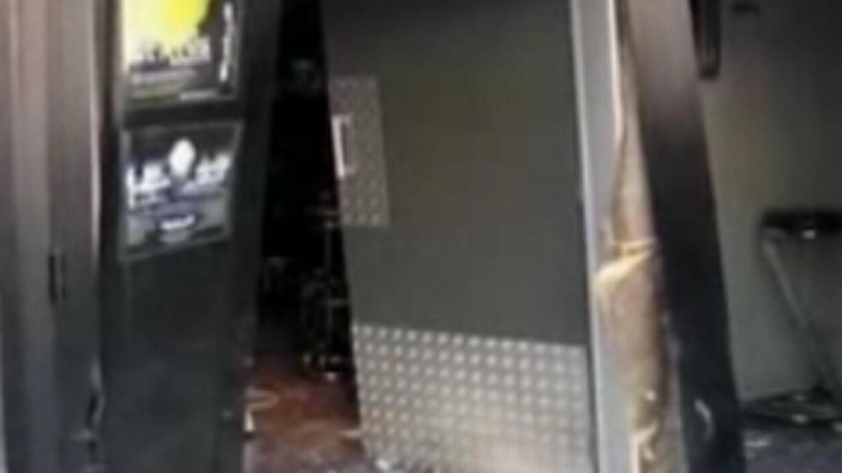 un roman beat a intrat cu masina intr o discoteca din franta video