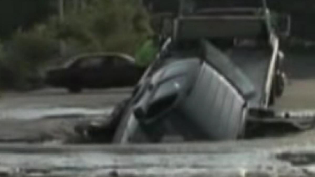 o femeie din sua cat pe ce sa se inece in mijlocul unei sosele video